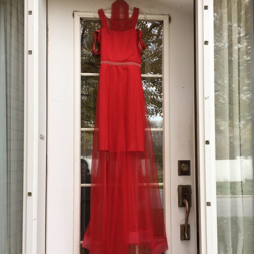 Gorgeous red dress for young girl. Size 14 youth